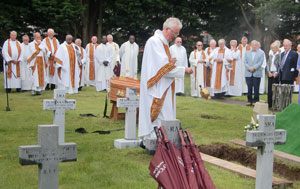 Fr John Dunne SMA Vice-Provincial blesses the grave