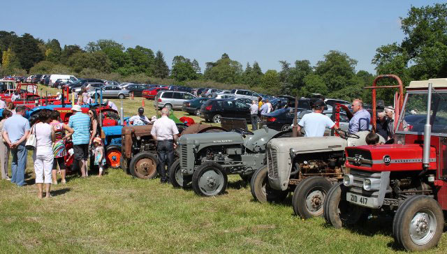 FFD13-Vintage-tractor-displ