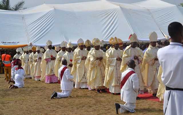 II-Episcopal-procession-aft
